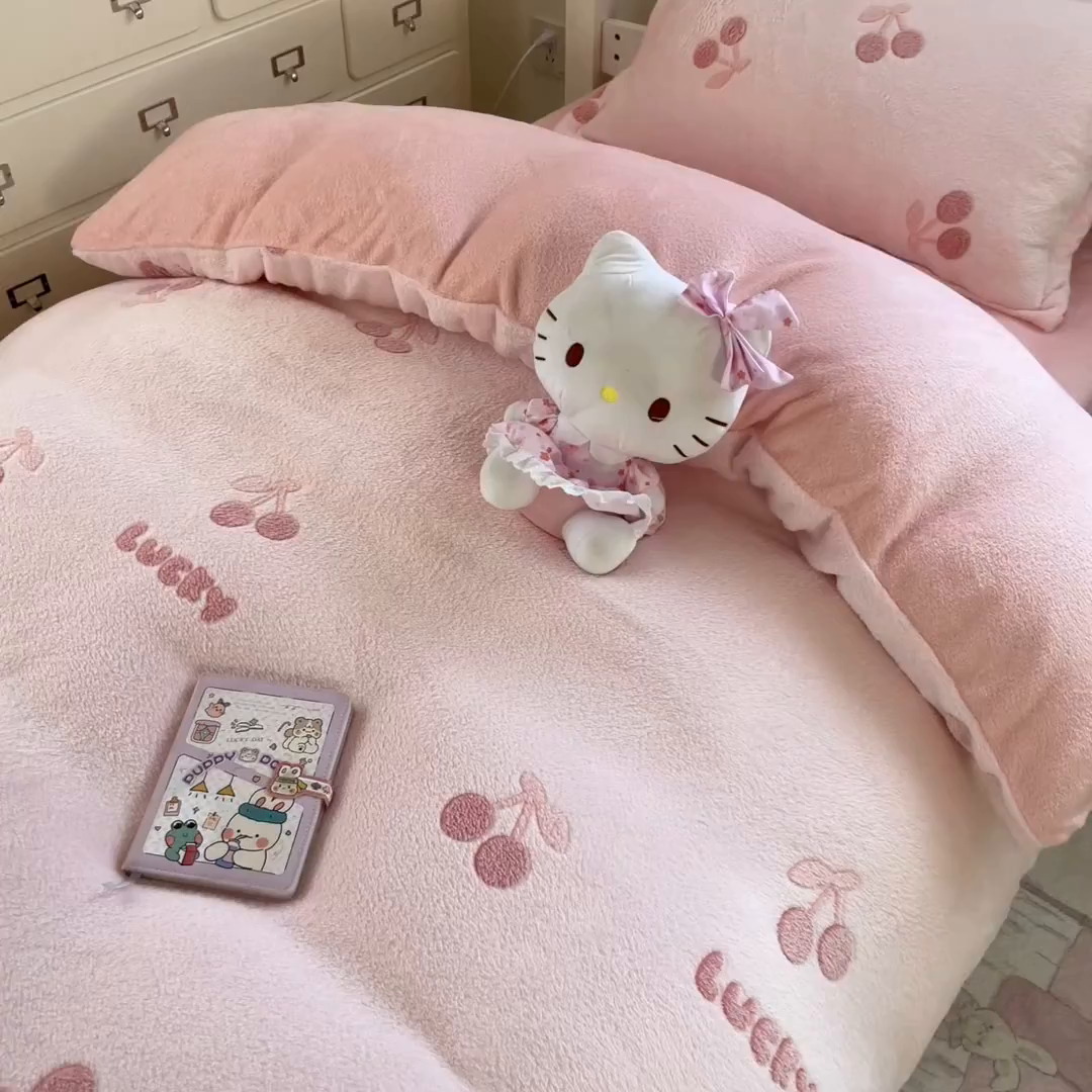 91家纺网 家纺一手货源 找家纺 川悦生活 2025新款立体雪花绒印花四件套学生床系列一场景一 ins樱桃