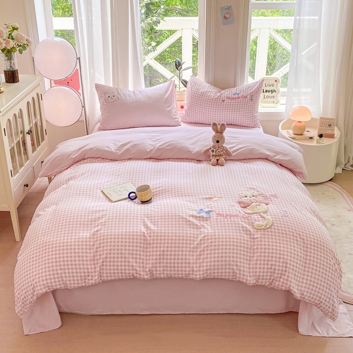 91家纺网 家纺一手货源 找家纺 雨帆家纺 2025新款可爱卡通水洗棉贴布绣四件套 粉格小猫