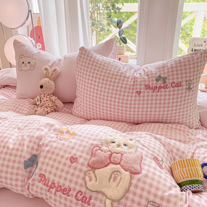 91家纺网 家纺一手货源 找家纺 雨帆家纺 2025新款可爱卡通水洗棉贴布绣四件套 粉格小猫