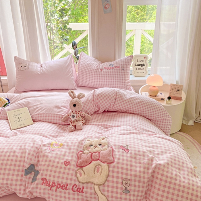 91家纺网 家纺一手货源 找家纺 雨帆家纺 2025新款可爱卡通水洗棉贴布绣四件套 粉格小猫