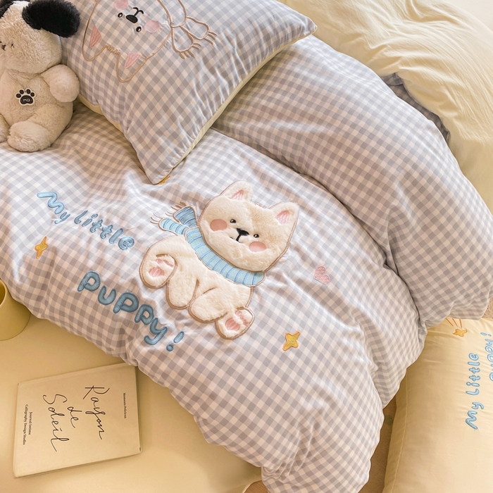 91家纺网 家纺一手货源 找家纺 雨帆家纺 2025新款可爱卡通水洗棉贴布绣四件套 蓝格西高地