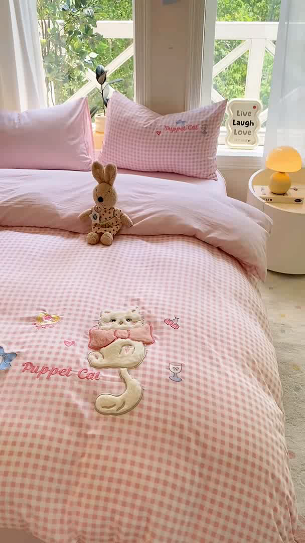 91家纺网 家纺一手货源 找家纺 雨帆家纺 2025新款可爱卡通水洗棉贴布绣四件套 蓝格西高地