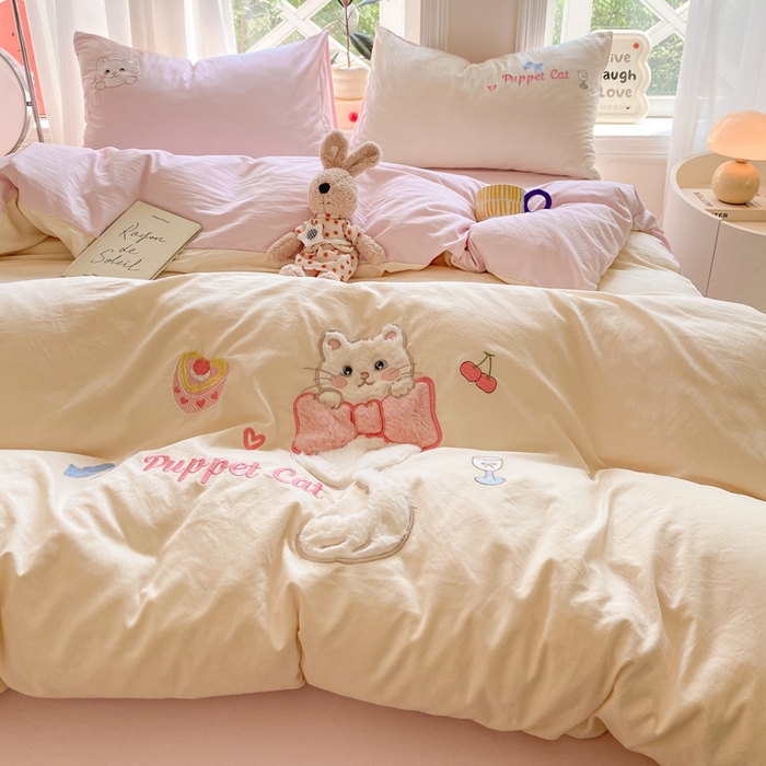 91家纺网 家纺一手货源 找家纺 雨帆家纺 2025新款可爱卡通水洗棉贴布绣四件套 奶粉小猫