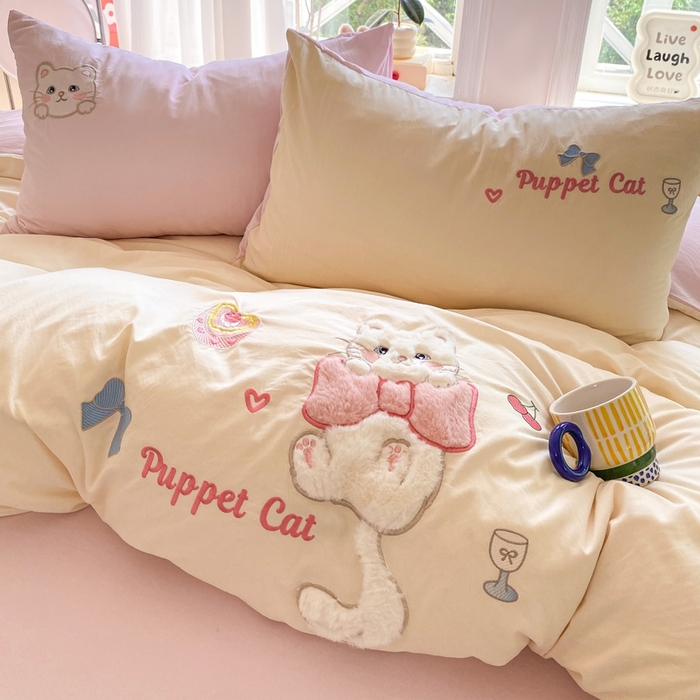 91家纺网 家纺一手货源 找家纺 雨帆家纺 2025新款可爱卡通水洗棉贴布绣四件套 奶粉小猫