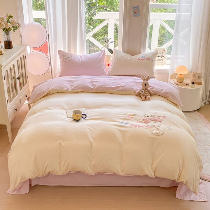 91家纺网 家纺一手货源 找家纺 雨帆家纺 2025新款可爱卡通水洗棉贴布绣四件套 奶粉小猫