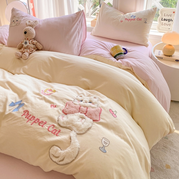 91家纺网 家纺一手货源 找家纺 雨帆家纺 2025新款可爱卡通水洗棉贴布绣四件套 奶粉小猫