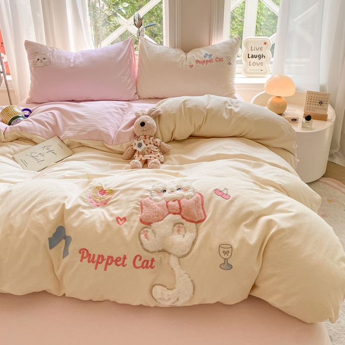 91家纺网 家纺一手货源 找家纺 雨帆家纺 2025新款可爱卡通水洗棉贴布绣四件套 奶粉小猫