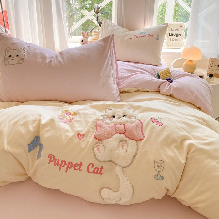 91家纺网 家纺一手货源 找家纺 雨帆家纺 2025新款可爱卡通水洗棉贴布绣四件套 奶粉小猫