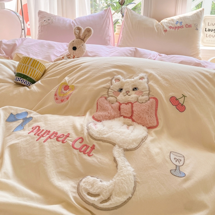 91家纺网 家纺一手货源 找家纺 雨帆家纺 2025新款可爱卡通水洗棉贴布绣四件套 奶粉小猫