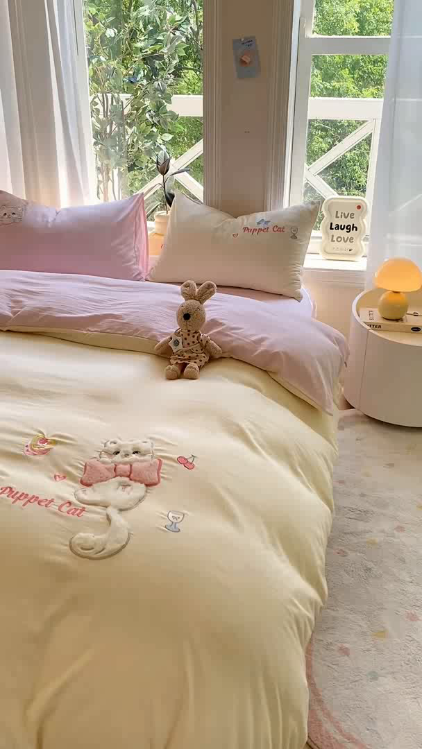 91家纺网 家纺一手货源 找家纺 雨帆家纺 2025新款可爱卡通水洗棉贴布绣四件套 奶粉小猫