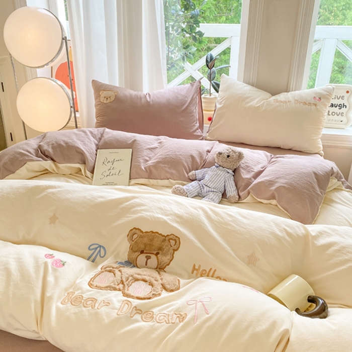 91家纺网 家纺一手货源 找家纺 雨帆家纺 2025新款可爱卡通水洗棉贴布绣四件套 奶咖小熊