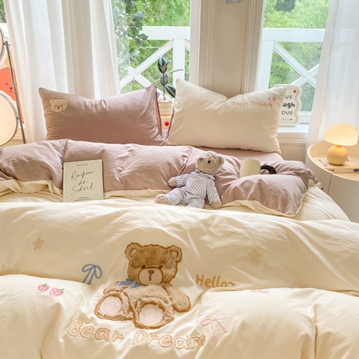 91家纺网 家纺一手货源 找家纺 雨帆家纺 2025新款可爱卡通水洗棉贴布绣四件套 奶咖小熊