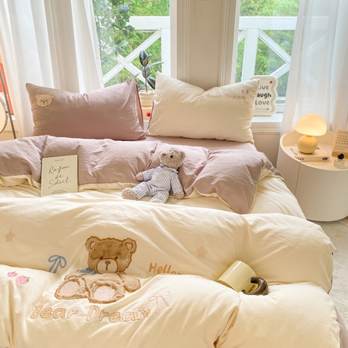 91家纺网 家纺一手货源 找家纺 雨帆家纺 2025新款可爱卡通水洗棉贴布绣四件套 奶咖小熊