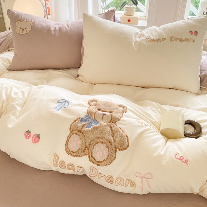 91家纺网 家纺一手货源 找家纺 雨帆家纺 2025新款可爱卡通水洗棉贴布绣四件套 奶咖小熊