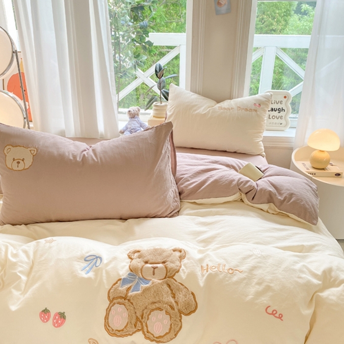 91家纺网 家纺一手货源 找家纺 雨帆家纺 2025新款可爱卡通水洗棉贴布绣四件套 奶咖小熊