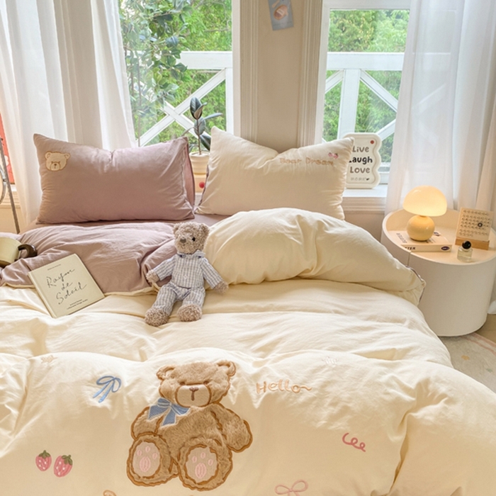 91家纺网 家纺一手货源 找家纺 雨帆家纺 2025新款可爱卡通水洗棉贴布绣四件套 奶咖小熊