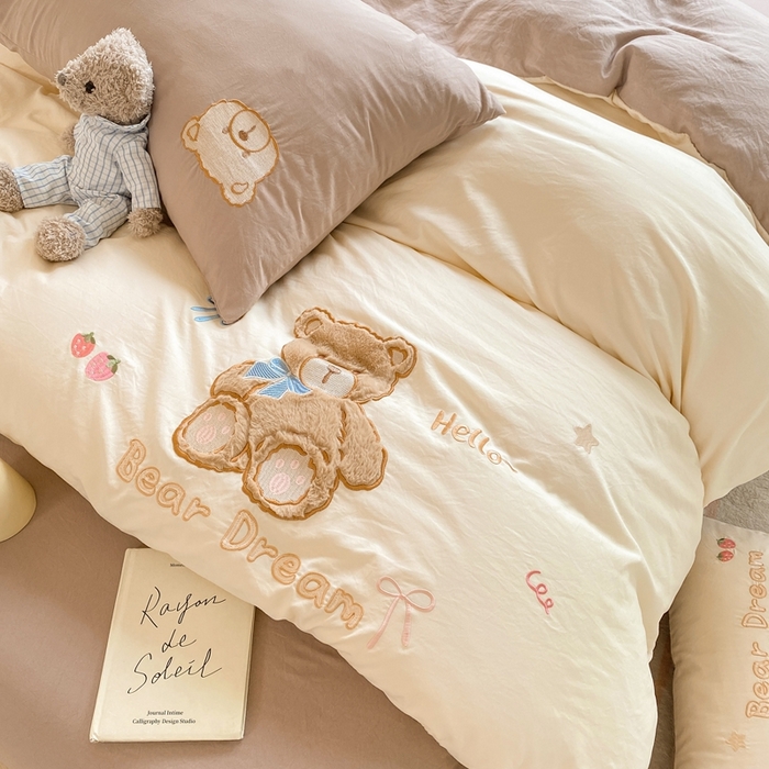 91家纺网 家纺一手货源 找家纺 雨帆家纺 2025新款可爱卡通水洗棉贴布绣四件套 奶咖小熊