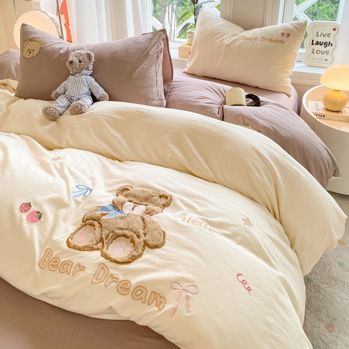 91家纺网 家纺一手货源 找家纺 雨帆家纺 2025新款可爱卡通水洗棉贴布绣四件套 奶咖小熊