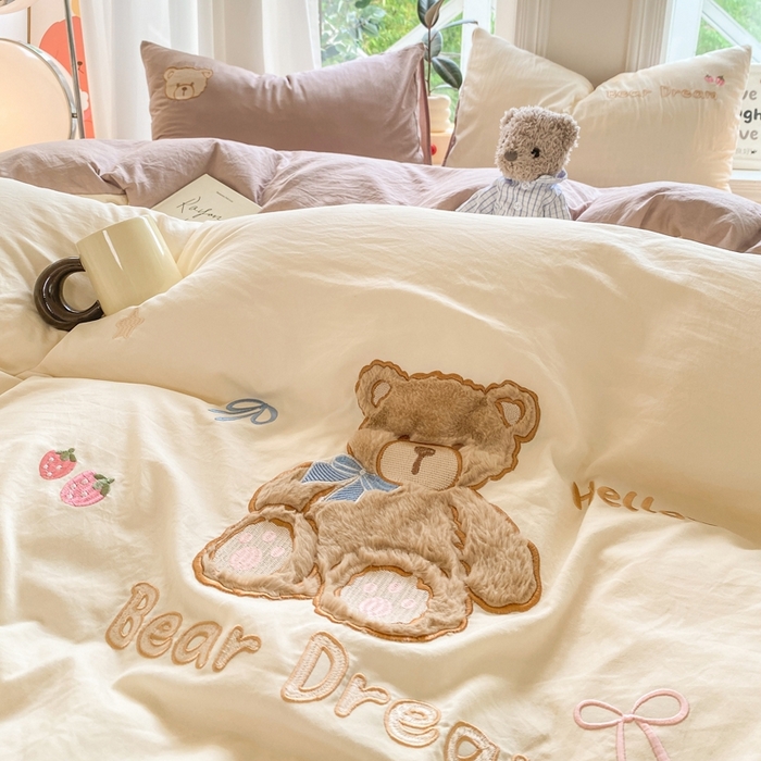 91家纺网 家纺一手货源 找家纺 雨帆家纺 2025新款可爱卡通水洗棉贴布绣四件套 奶咖小熊