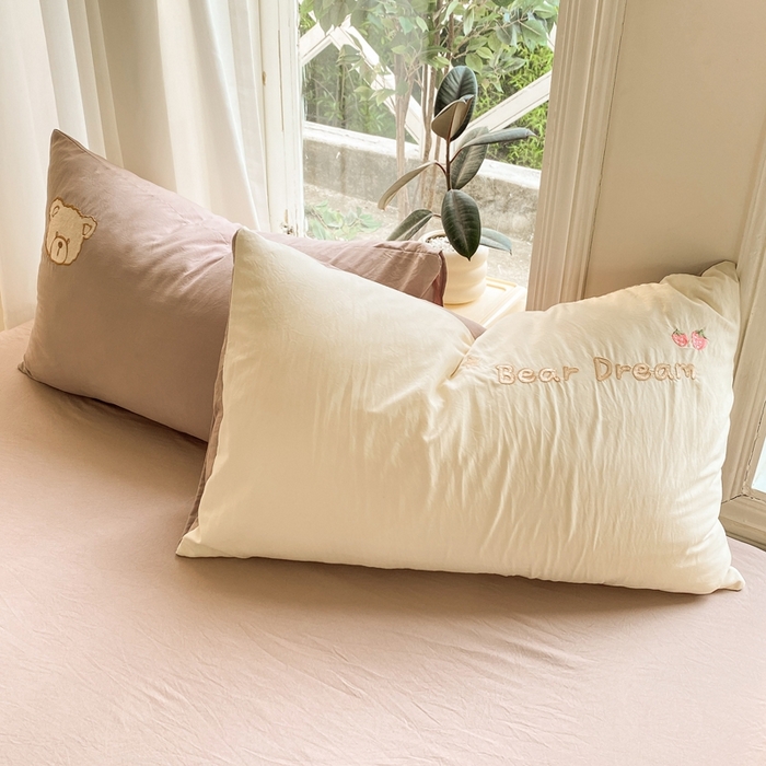 91家纺网 家纺一手货源 找家纺 雨帆家纺 2025新款可爱卡通水洗棉贴布绣四件套 奶咖小熊