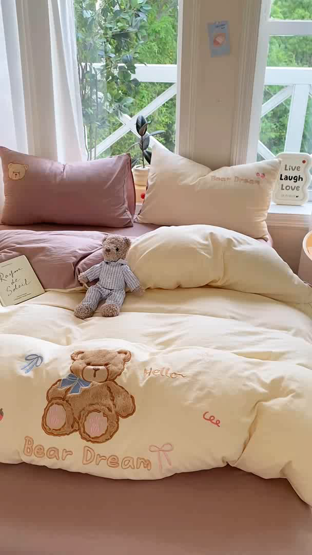 91家纺网 家纺一手货源 找家纺 雨帆家纺 2025新款可爱卡通水洗棉贴布绣四件套 奶咖小熊