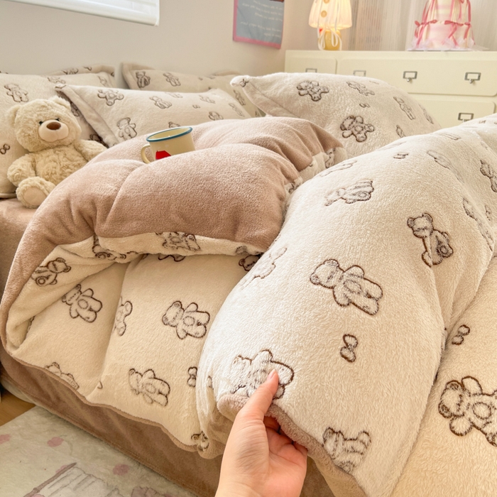 91家纺网 家纺一手货源 找家纺 川悦生活 2025新款立体雪花绒印花大床四件套系列一场景一 奶咖小熊