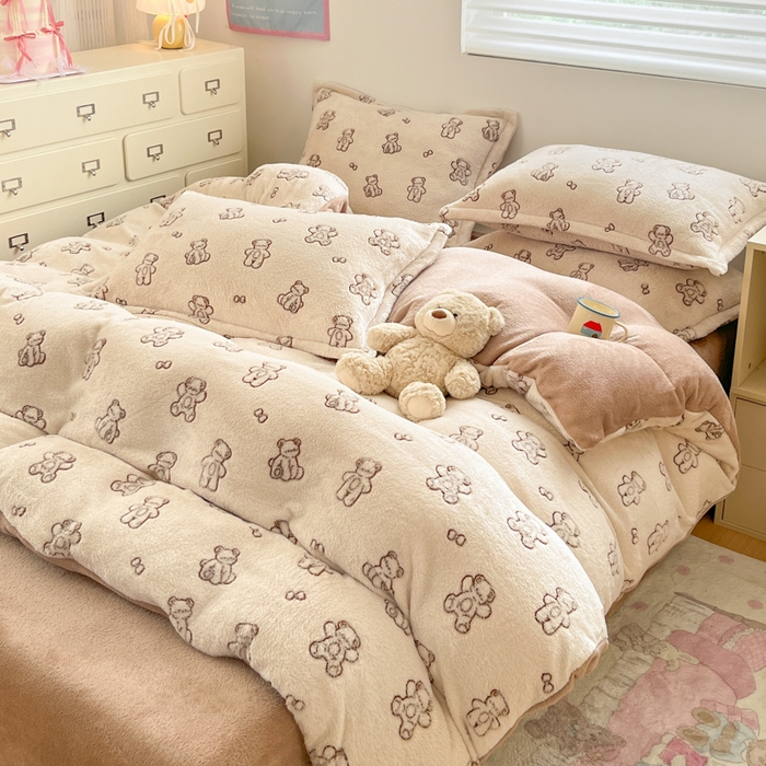 91家纺网 家纺一手货源 找家纺 川悦生活 2025新款立体雪花绒印花大床四件套系列一场景一 奶咖小熊