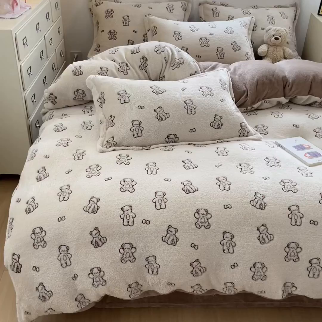 91家纺网 家纺一手货源 找家纺 川悦生活 2025新款立体雪花绒印花大床四件套系列一场景一 奶咖小熊
