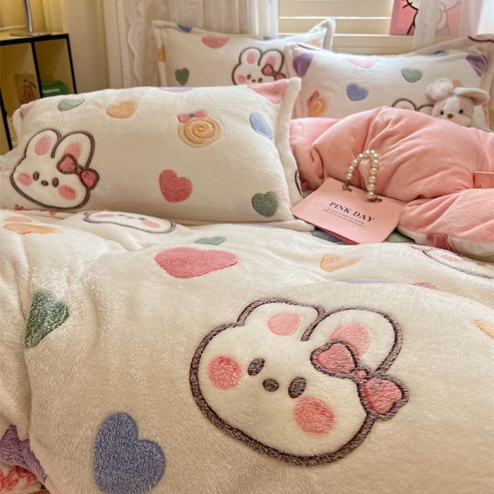 91家纺网 家纺一手货源 找家纺 川悦生活 2025新款立体雪花绒印花大床四件套系列一场景一 泡芙小兔