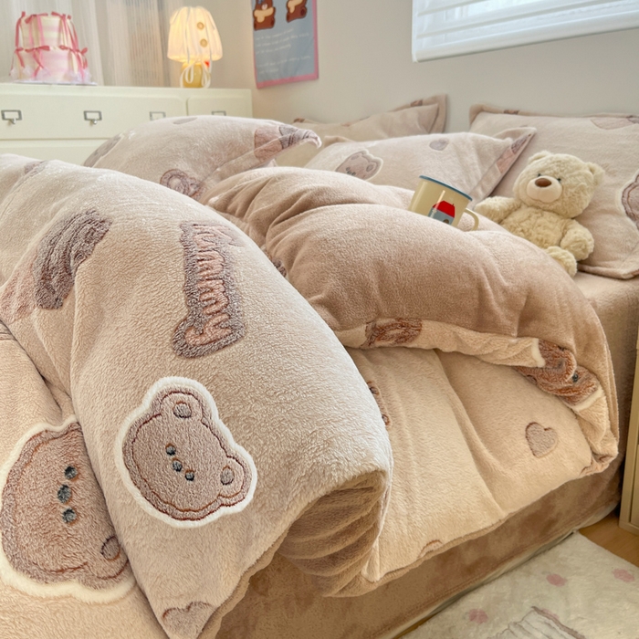 91家纺网 家纺一手货源 找家纺 川悦生活 2025新款立体雪花绒印花大床四件套系列一场景一 巧克力熊