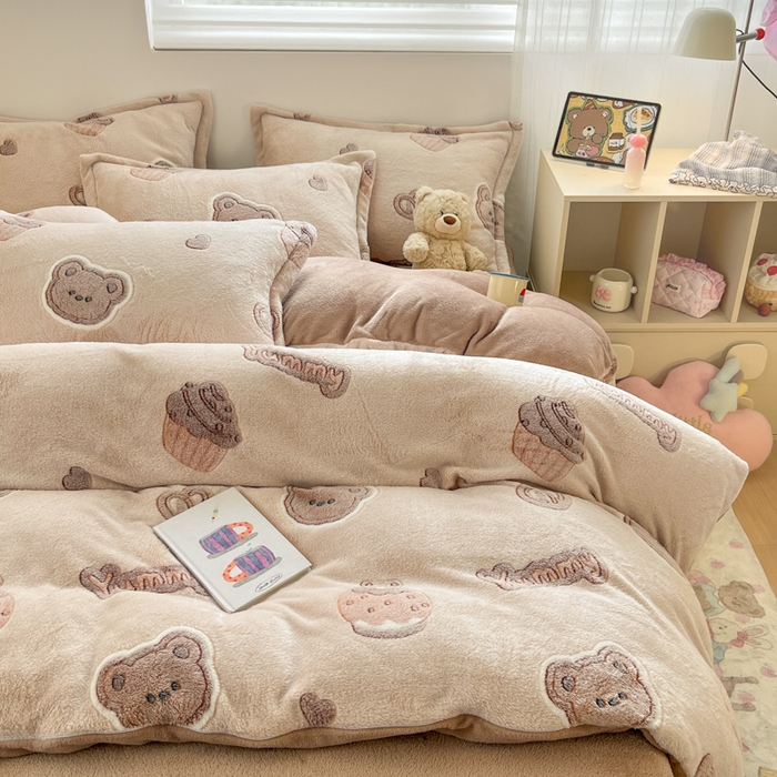 91家纺网 家纺一手货源 找家纺 川悦生活 2025新款立体雪花绒印花大床四件套系列一场景一 巧克力熊