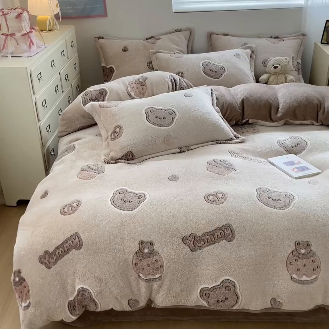 91家纺网 家纺一手货源 找家纺 川悦生活 2025新款立体雪花绒印花大床四件套系列一场景一 巧克力熊
