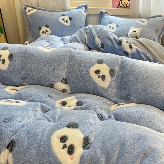 91家纺网 家纺一手货源 找家纺 川悦生活 2025新款立体雪花绒印花大床四件套系列一场景一 塔丽小熊猫
