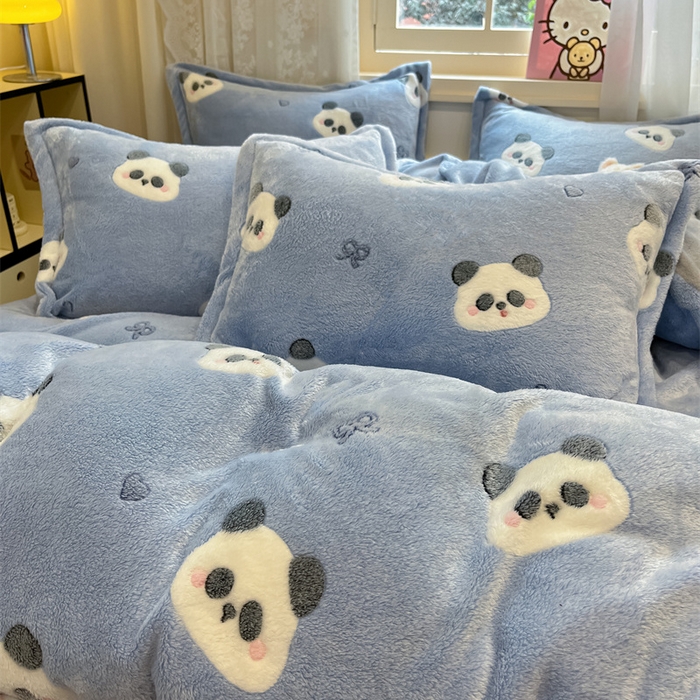 91家纺网 家纺一手货源 找家纺 川悦生活 2025新款立体雪花绒印花大床四件套系列一场景一 塔丽小熊猫