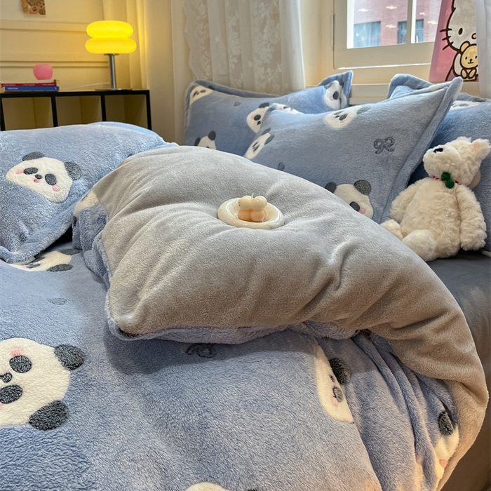 91家纺网 家纺一手货源 找家纺 川悦生活 2025新款立体雪花绒印花大床四件套系列一场景一 塔丽小熊猫