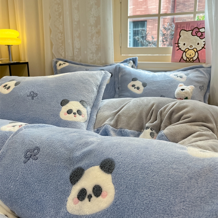 91家纺网 家纺一手货源 找家纺 川悦生活 2025新款立体雪花绒印花大床四件套系列一场景一 塔丽小熊猫