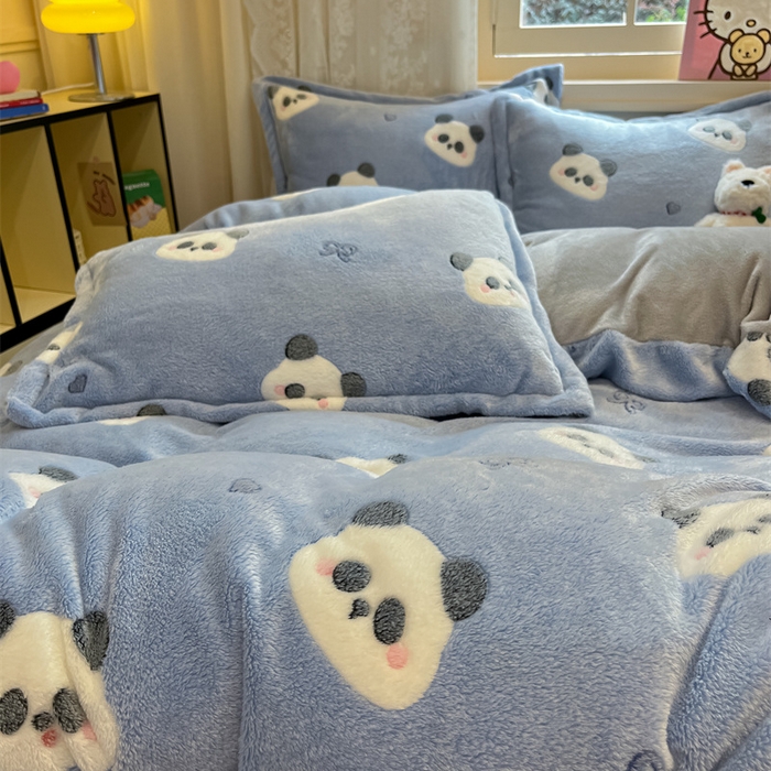 91家纺网 家纺一手货源 找家纺 川悦生活 2025新款立体雪花绒印花大床四件套系列一场景一 塔丽小熊猫