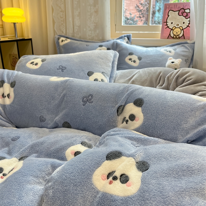 91家纺网 家纺一手货源 找家纺 川悦生活 2025新款立体雪花绒印花大床四件套系列一场景一 塔丽小熊猫