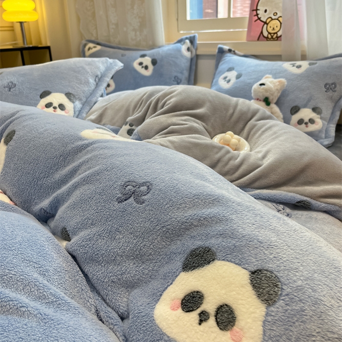 91家纺网 家纺一手货源 找家纺 川悦生活 2025新款立体雪花绒印花大床四件套系列一场景一 塔丽小熊猫