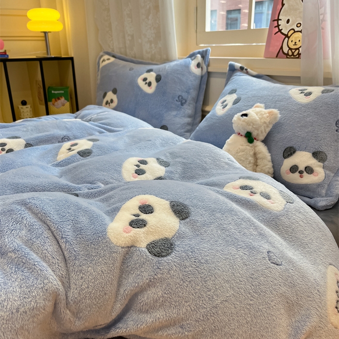 91家纺网 家纺一手货源 找家纺 川悦生活 2025新款立体雪花绒印花大床四件套系列一场景一 塔丽小熊猫