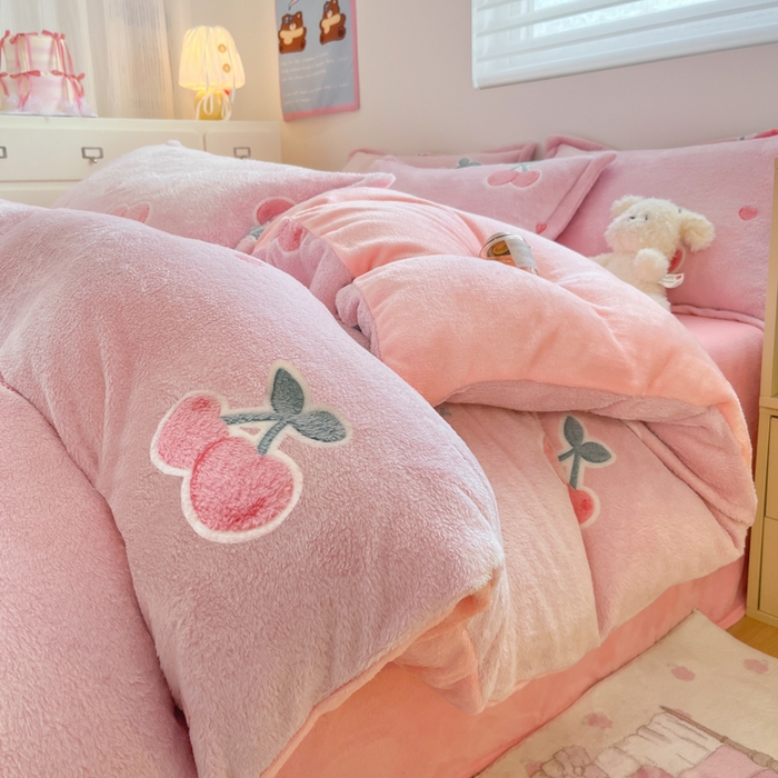 91家纺网 家纺一手货源 找家纺 川悦生活 2025新款立体雪花绒印花大床四件套系列一场景一 桃心爱语