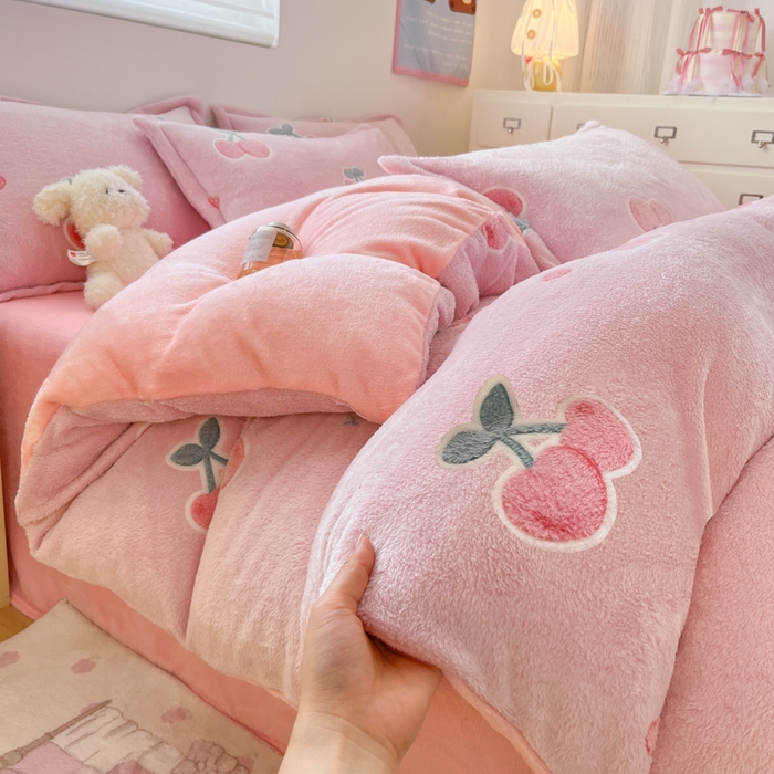 91家纺网 家纺一手货源 找家纺 川悦生活 2025新款立体雪花绒印花大床四件套系列一场景一 桃心爱语