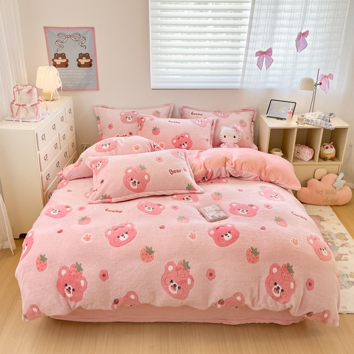 川悦生活 2025新款立体雪花绒印花大床四件套系列一场景一 甜系粉熊