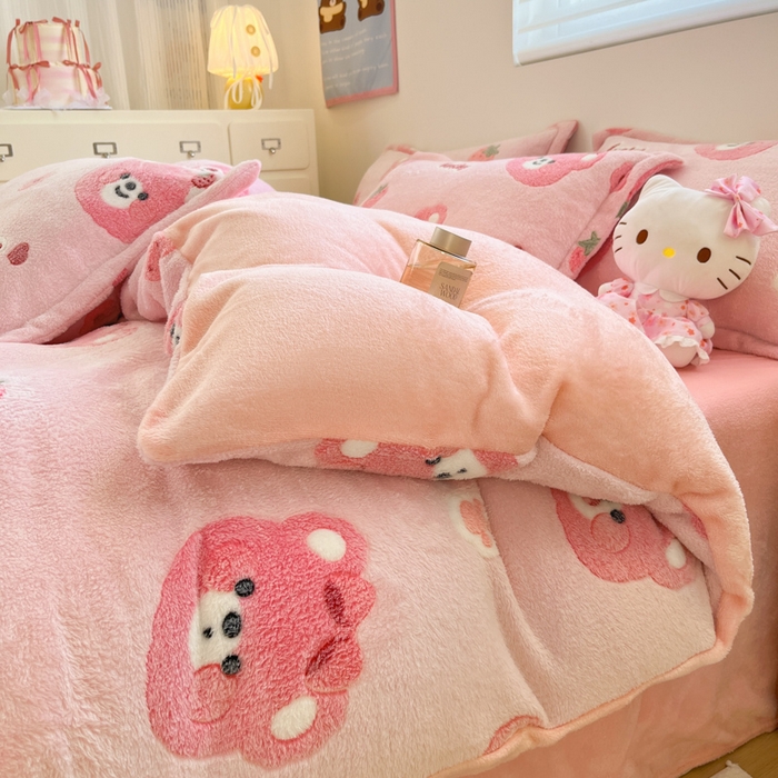 91家纺网 家纺一手货源 找家纺 川悦生活 2025新款立体雪花绒印花大床四件套系列一场景一 甜系粉熊