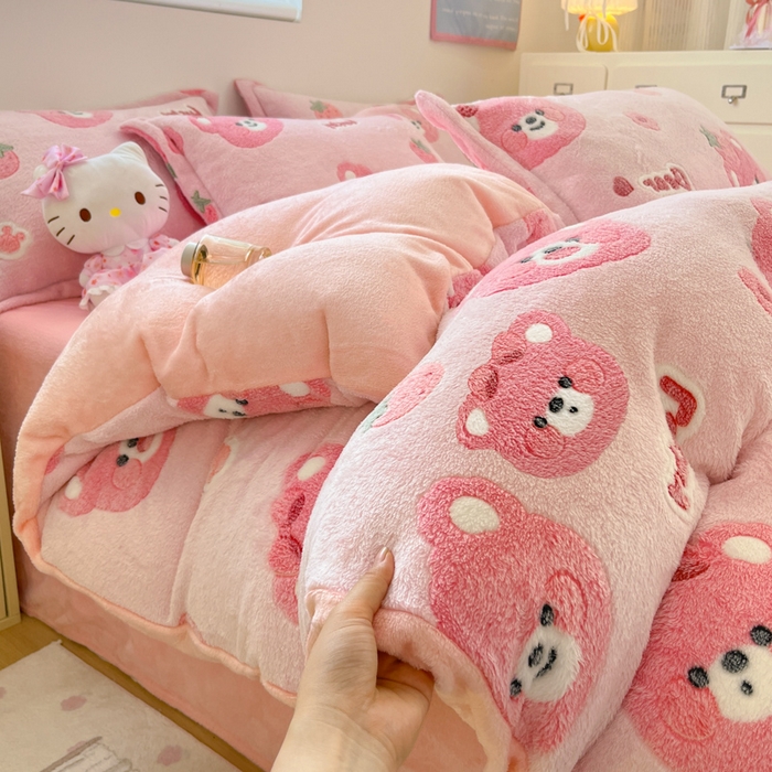 91家纺网 家纺一手货源 找家纺 川悦生活 2025新款立体雪花绒印花大床四件套系列一场景一 甜系粉熊