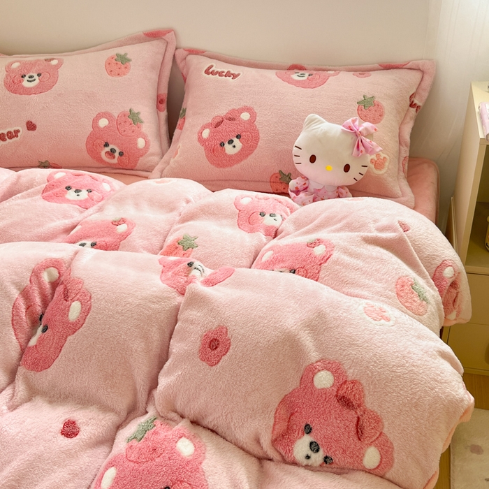 91家纺网 家纺一手货源 找家纺 川悦生活 2025新款立体雪花绒印花大床四件套系列一场景一 甜系粉熊