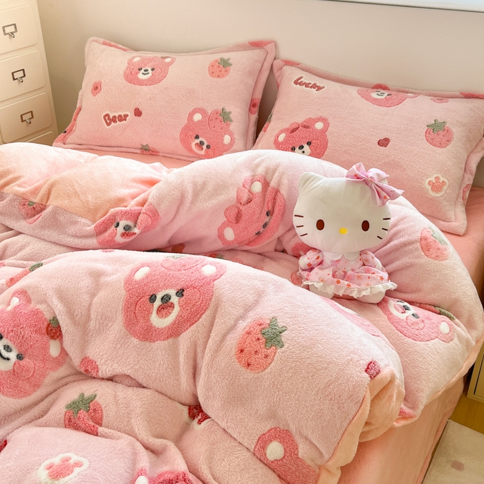 91家纺网 家纺一手货源 找家纺 川悦生活 2025新款立体雪花绒印花大床四件套系列一场景一 甜系粉熊