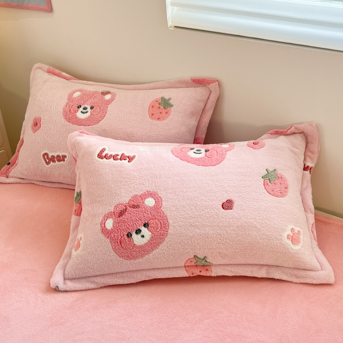 91家纺网 家纺一手货源 找家纺 川悦生活 2025新款立体雪花绒印花大床四件套系列一场景一 甜系粉熊