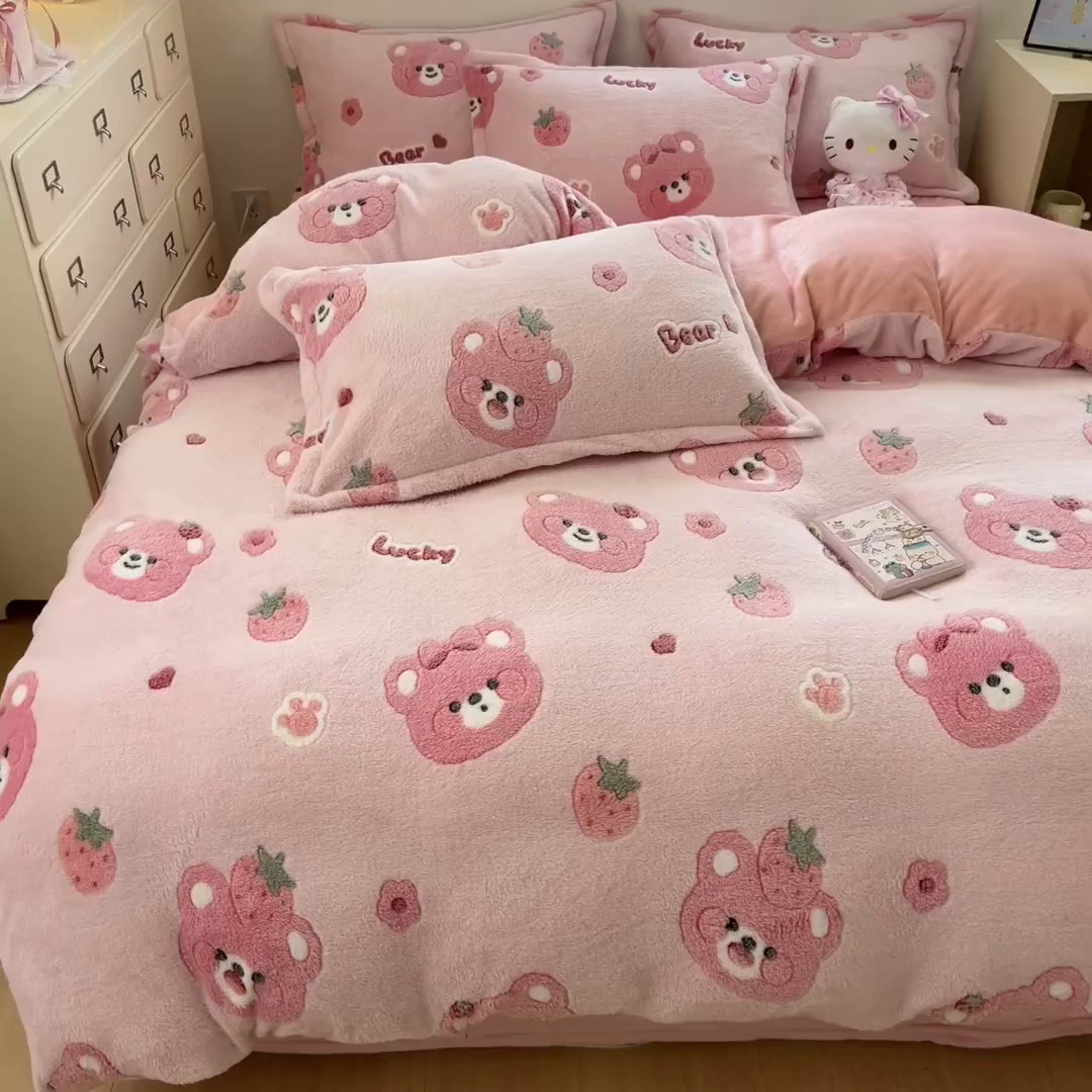 91家纺网 家纺一手货源 找家纺 川悦生活 2025新款立体雪花绒印花大床四件套系列一场景一 甜系粉熊