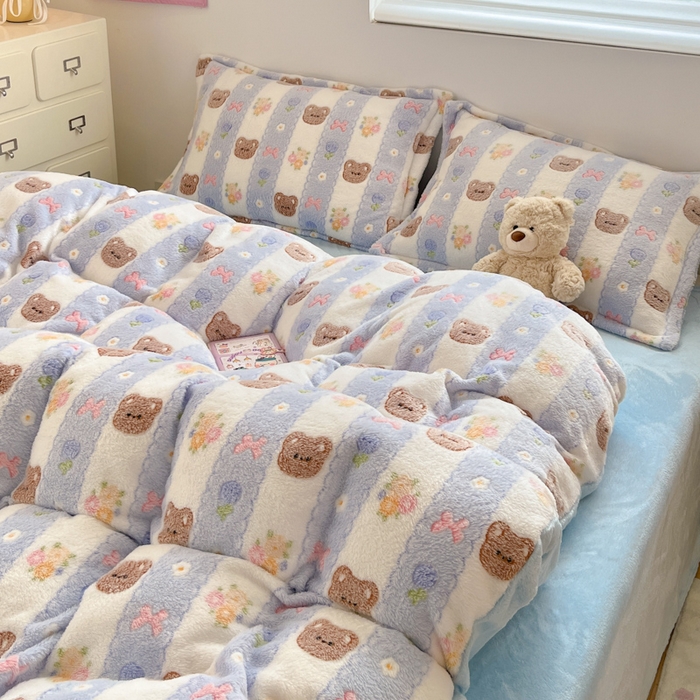 91家纺网 家纺一手货源 找家纺 川悦生活 2025新款立体雪花绒印花大床四件套系列一场景一 小熊花园